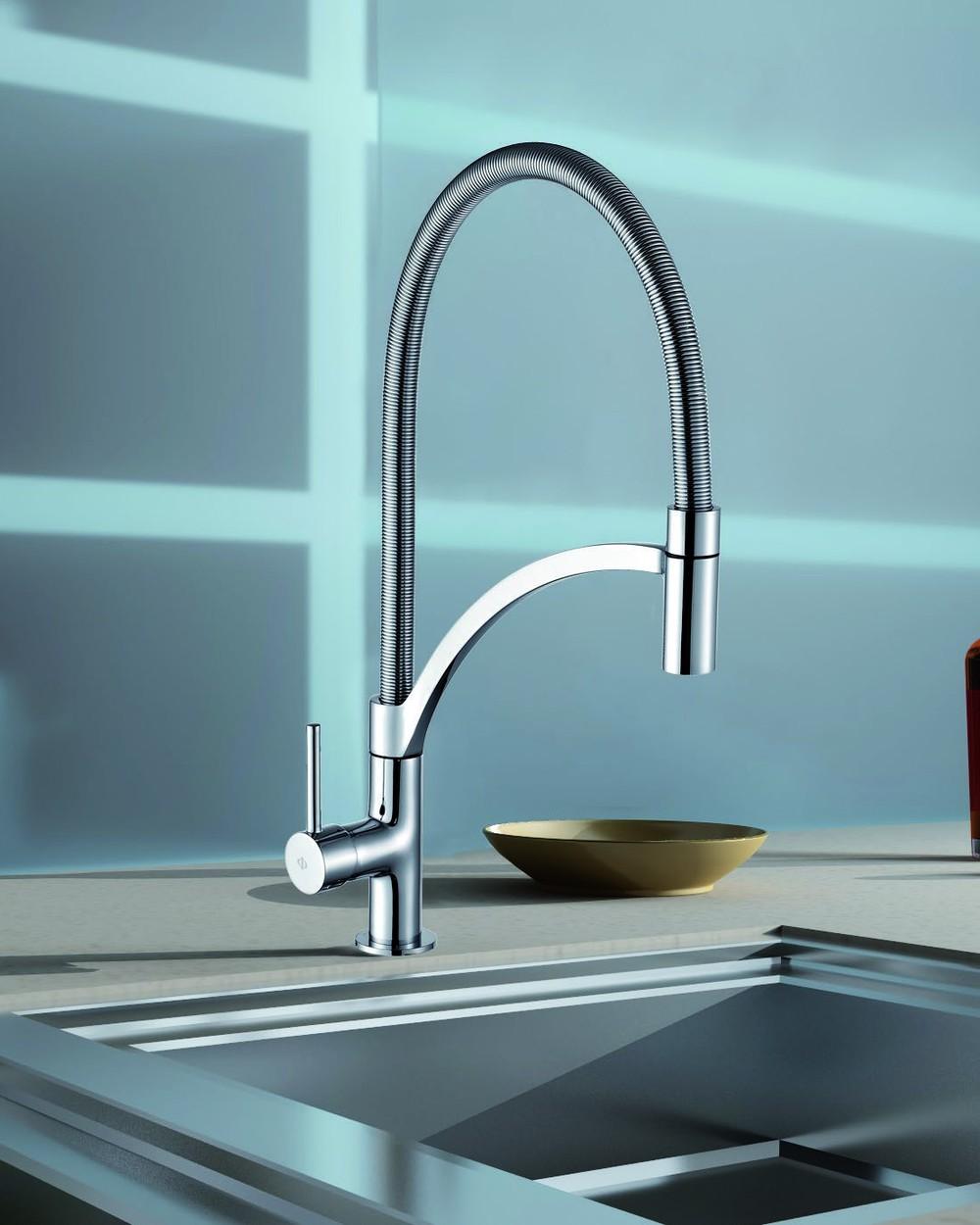 Mitigeur cuisine extractible Design — Robinet de cuisine design à douchette flexible extractible.